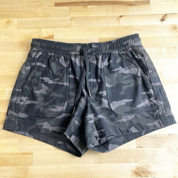 Athleta Pants - Athleta Farallon Shorts Sweat Drawstring Elastic Waist Pockets Green Camo Size 2